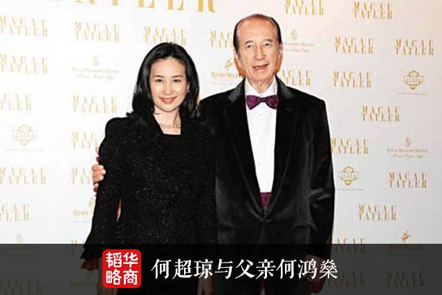 澳門精準免費資料大全246,爸爸抱著女兒轉著轉著就長大了